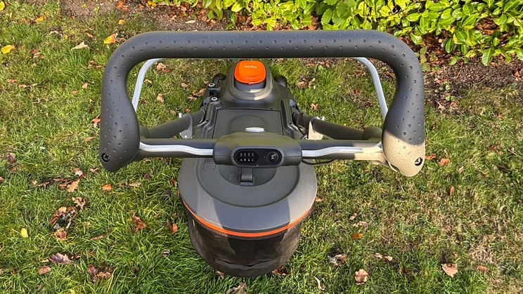 A view of the handles from behind the Flymo 36V Ultramow 460 Duo, on a lawn
