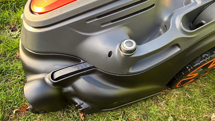 A closeup of the Flymo 36V Ultramow 460 Duo's height adjustment controls