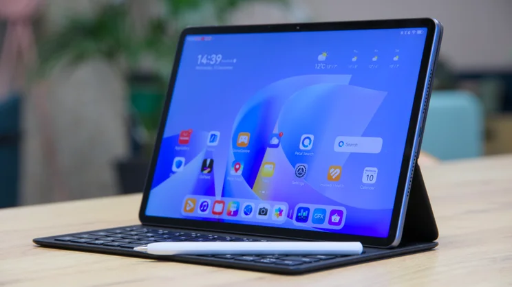 Huawei MatePad 11.5 S with M Pencil Pro and Smart Keyboard on a wood surface