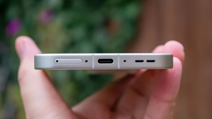 Oppo Find X9 Pro, close up of bottom edge