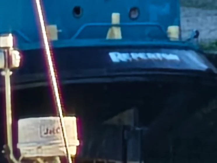 100 zoom of a boat's bow