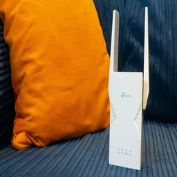 The TP-Link-RE225BE wireless extender, pictured from the front
