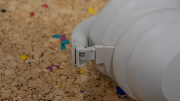 Close-up of the hinge connecting the Philips H8000E's earcup and headband