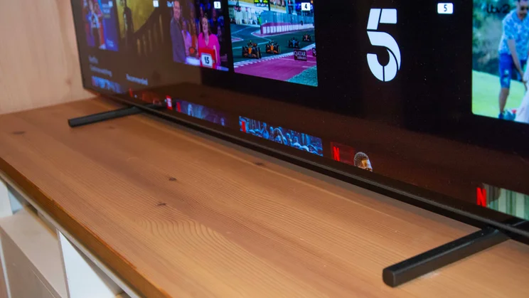 The two feet that the Philips OLED760 TV stand on