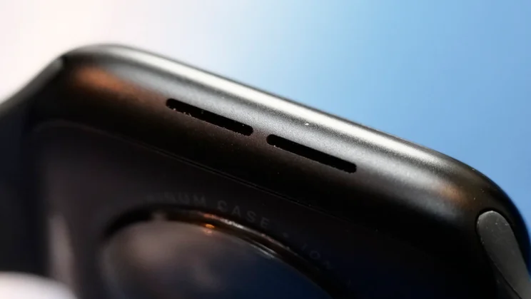 A close up of the Apple Watch SE 3's left edge