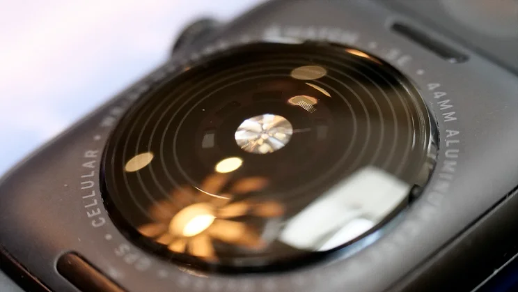 A close up of the Apple Watch SE 3's rear heart rate sensor