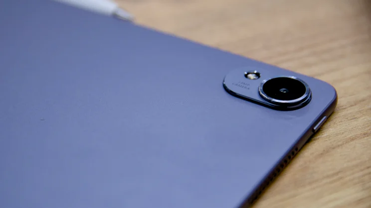 A close up view of the Huawei MatePad 11.5 S (2026)'s rear camera, on a wood table