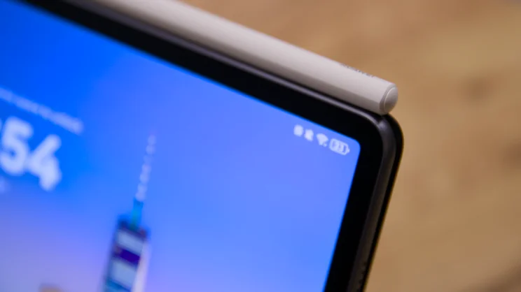 A close up view of the Huawei MatePad 11.5 S (2026)'s stylus, docked to the top right edge