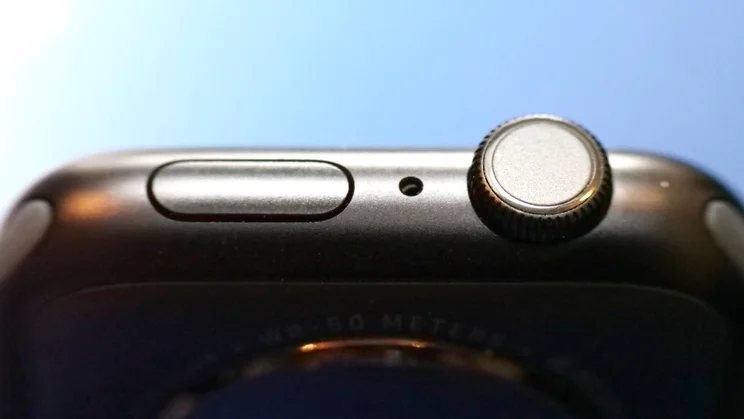 Close up of the Apple Watch SE 3's right edge
