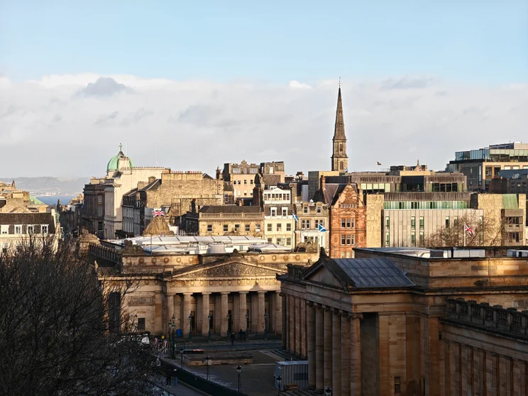 3.7x telephoto zoom of a city