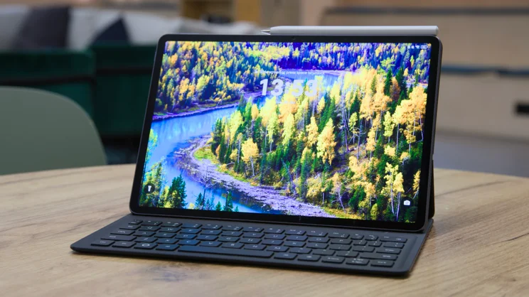 Huawei MatePad 11.5 S (2026) in keyboard case on a wood table