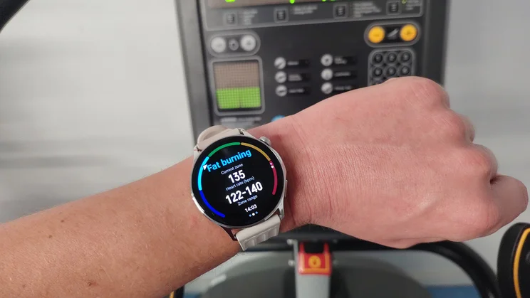 OnePlus Watch Lite on wrist, showing fat burning results