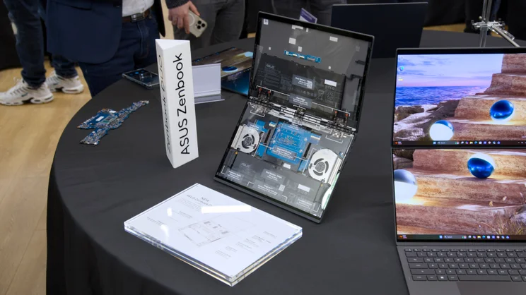 The internals of the Asus Zenbook Duo (2026)