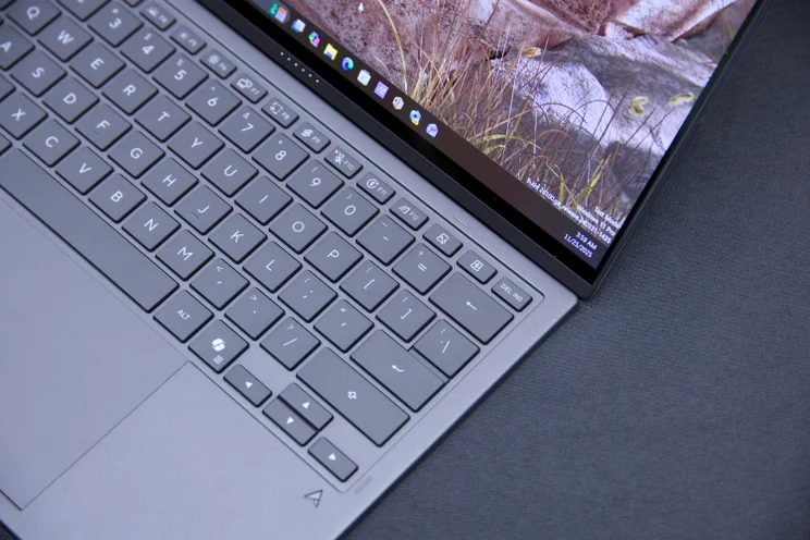 Tthe Asus Zenbook Duo (2026) close up of the keyboard, detached