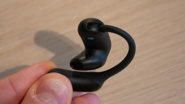 The dual-form mechanism linking the earhook of the Anker Soundcore AeroFit 2 Pro to the earbud