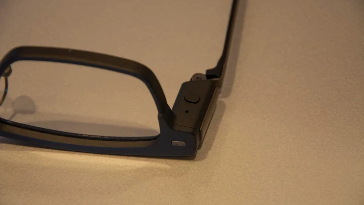 The control button on a pair of XGIMI MemoMind smart glasses