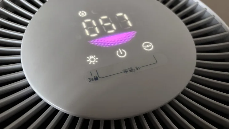A closeup of the Philips AC0920/10 air purifier's display
