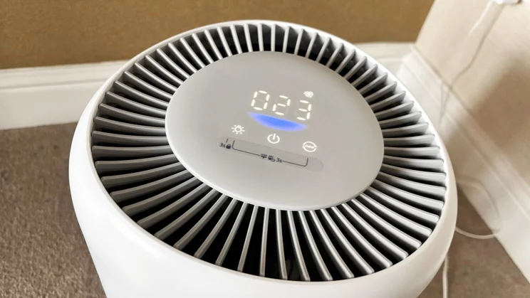 A closeup of the Philips AC0920/10 air purifier's display