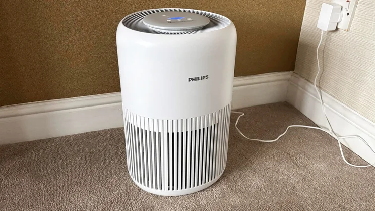 The Philips AC0920/10 air purifier in the corner of a living room
