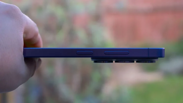 Samsung Galaxy S26 Ultra power and volume buttons