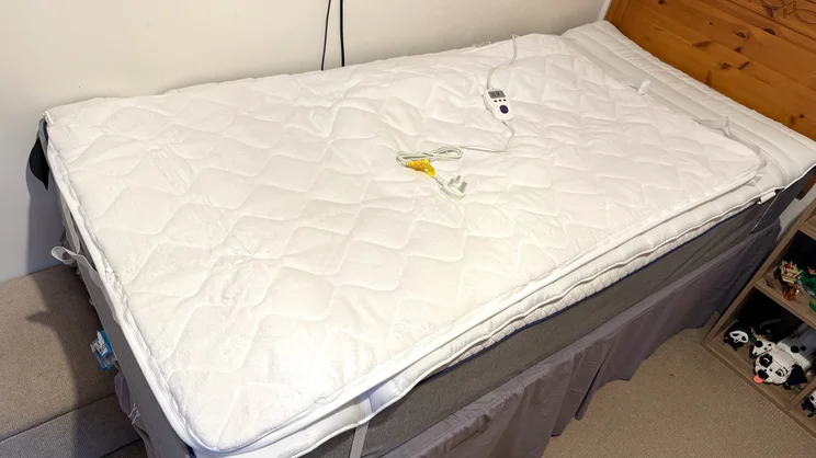 The Slumberdown Wonderfully Warm Electric Blanket on a single bed