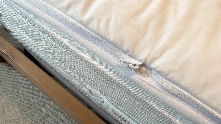 A closeup of the Snuggledown Intelligent Warmth electric blanket's zip fastening