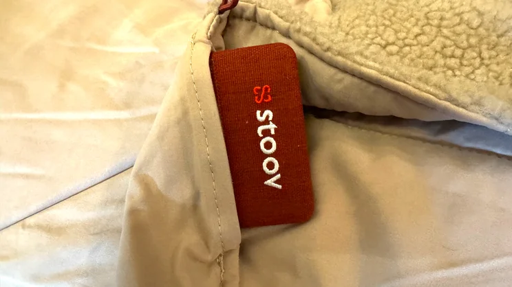 A closeup of the Stoov Huge Hug 3 electric blanket's "SmartLabel"