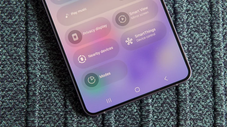 The Samsung Galaxy S26 Ultra showing the Privacy display menu toggle