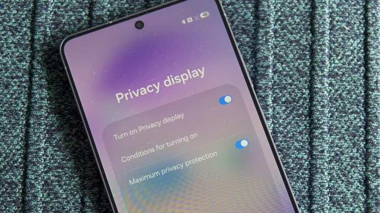 The Samsung Galaxy S26 Ultra showing the Privacy display settings screen