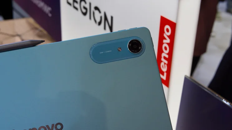 A close up of the Lenovo Idea Tab Pro Gen 2's 13MP rear camera