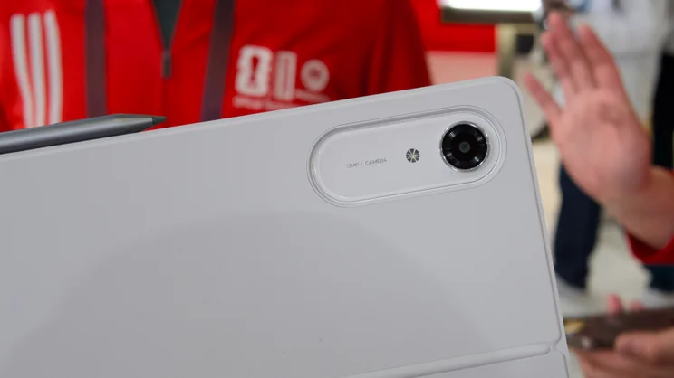A close up of theLenovo Idea Tab Pro Gen 2's 13MP rear camera