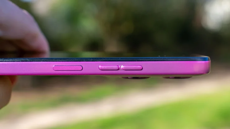 Motorola Moto G17 power and volume buttons