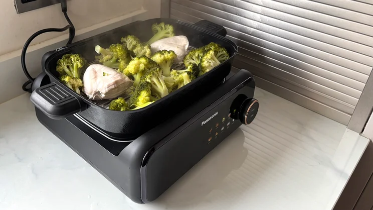 Chicken and broccoli steaming on the Panasonic 6-in-1 Table-top Multi Cooker