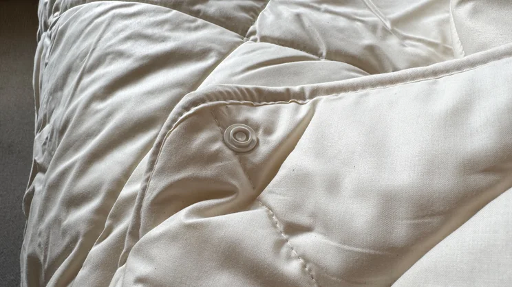 A closeup of the corner of the Woolroom Deluxe Washable 3-in-1 Wool duvet