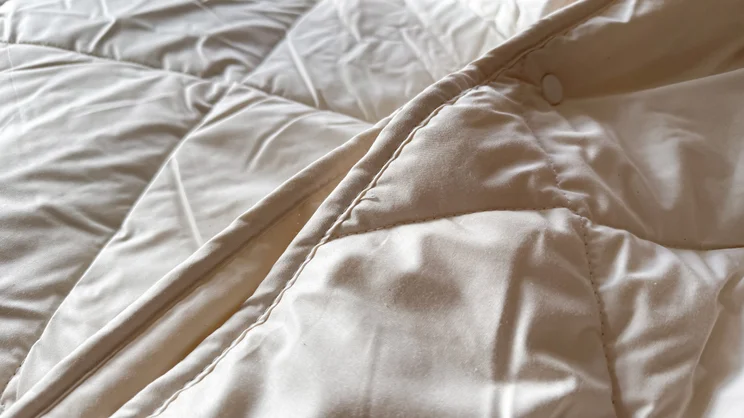 The edges of the Woolroom Deluxe Washable 3-in-1 Wool duvet fastened together