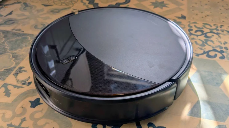 A close up view of the Roborock Saros 20