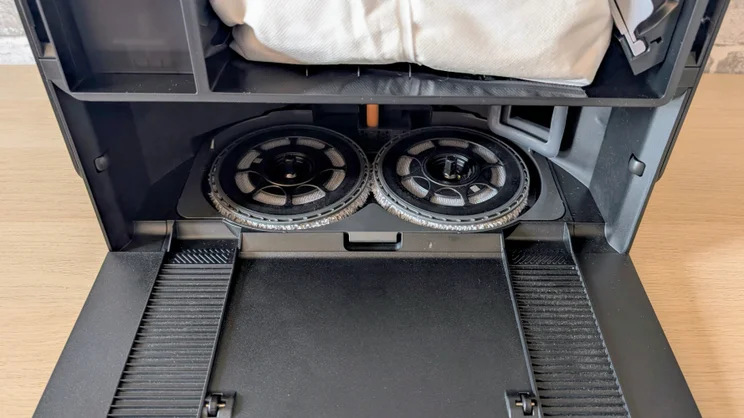 A close up view of the Roborock Saros 20's base station