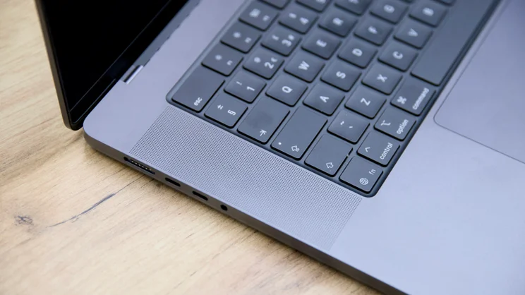A cropped photo of the left speaker of the 2026 M5 Pro MacBook Pro_02