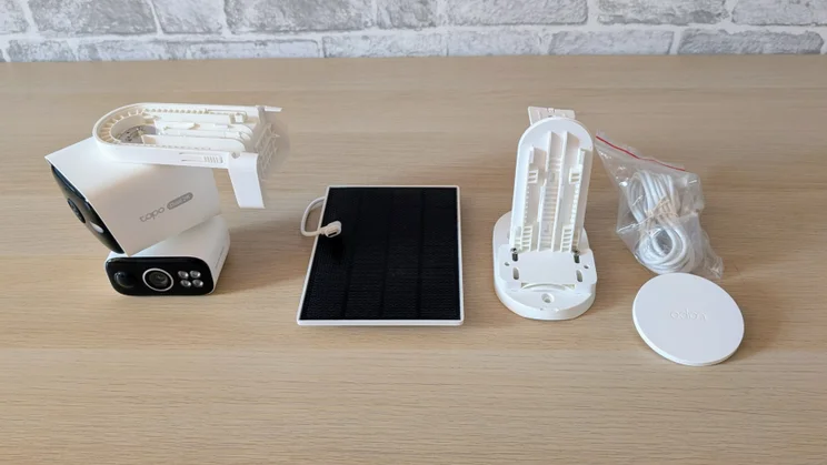 A pohto of everything that comes in the box with the Tapo C645D