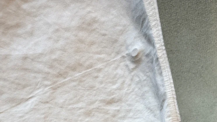 A closeup of the Dusk Luxury 80% Goose Down duvet's edge