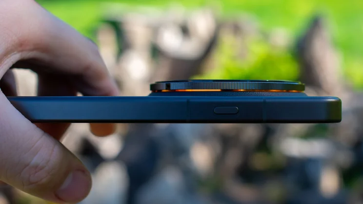 Oppo Find X9 Ultra side view, close up on Snap Key