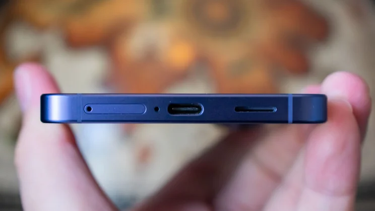 Samsung Galaxy S26 bottom edge and charging port