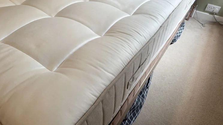 The edge of the Simba Natural Hybrid Escape mattress