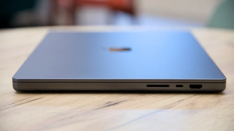 The 2026 M5 Pro MacBook Pro closed shot from the right edge