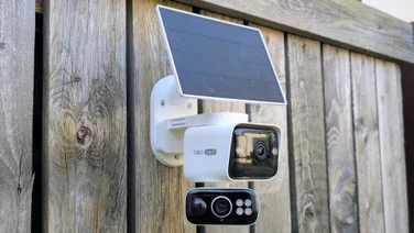 The Tapo C645D mounted on a fence