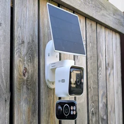 The Tapo C645D mounted on a fence