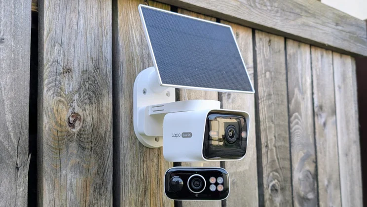 The Tapo C645D mounted on a fence