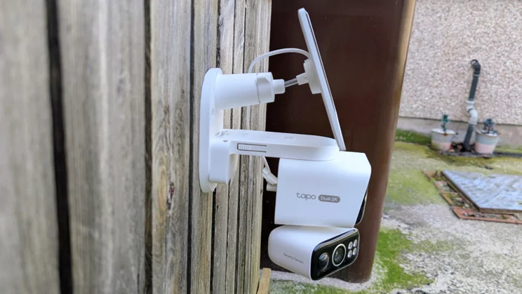 The Tapo C645D mounted to a fence, pictured from the right side