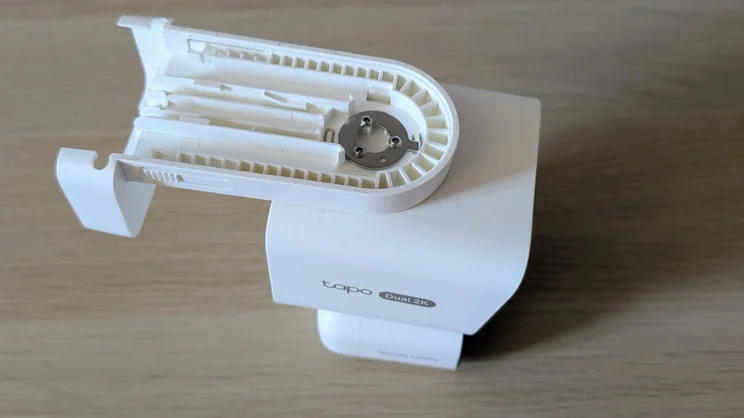 The Tapo C645D's camera bracket