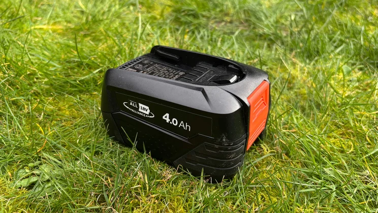 Flymo 18V UltraTrim 300 - battery pack on grass